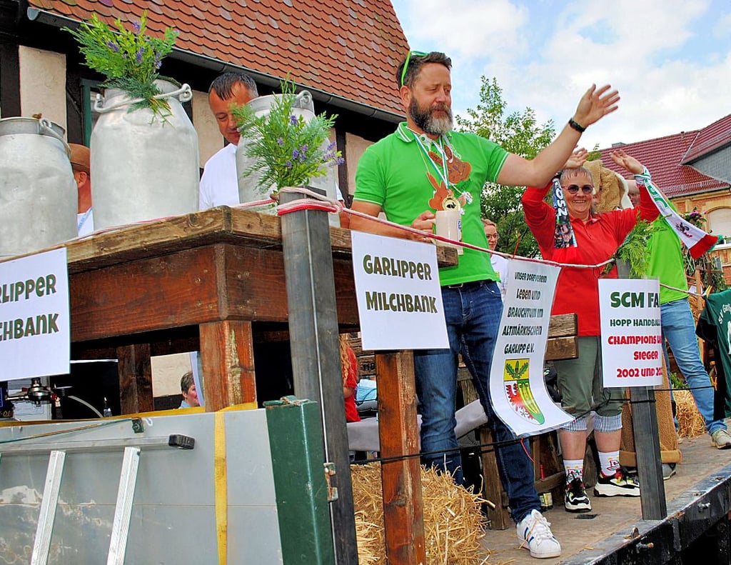 Die Garlipper Vertretung hatte traditionsgemäß ihre Milchbank auf dem Umzugswagen.
