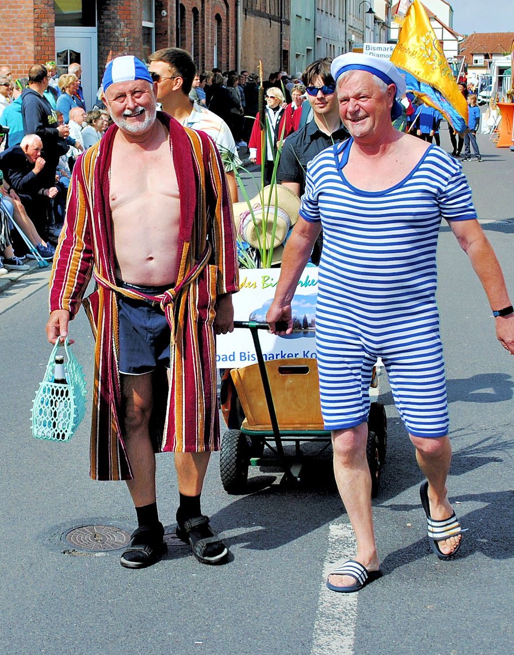 In Badebekleidung spazierten die Freunde des Bismarker Kolks im Festumzug mit.