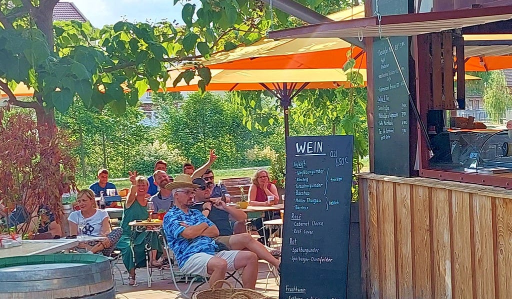 Der Kiosk ist der Mittelpunkt des Lebens am Weinberg, die Aufmerksamkeit gilt aber oft den Künstlern auf der Bühne.