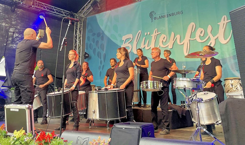 Die Trommelgruppe Baraban aus Wernigerode hat auf der Bühne mit heißen Rhythmen für Stimmung gesorgt.