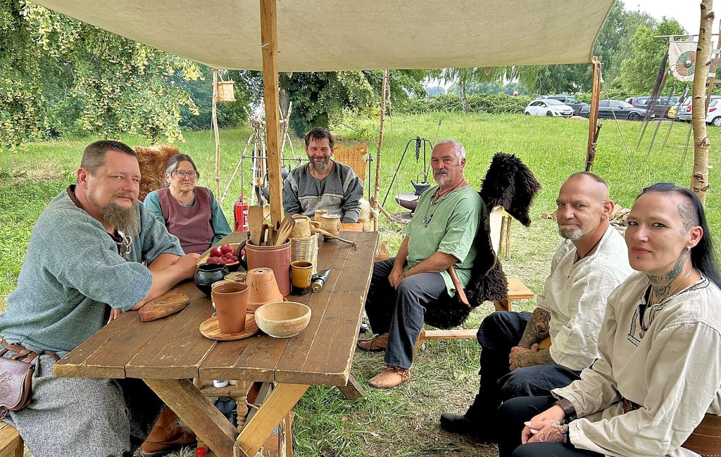 Thoralf Karlsson (links) und seine „Wikinger-Sippe“ des Vereins Nordarri Beini waren zu Gast beim Stadtteilfest in Magdeburg-Westerhüsen. Sie schlafen in ihren Zelten und zeigen, wie Wikinger früher gelebt haben.