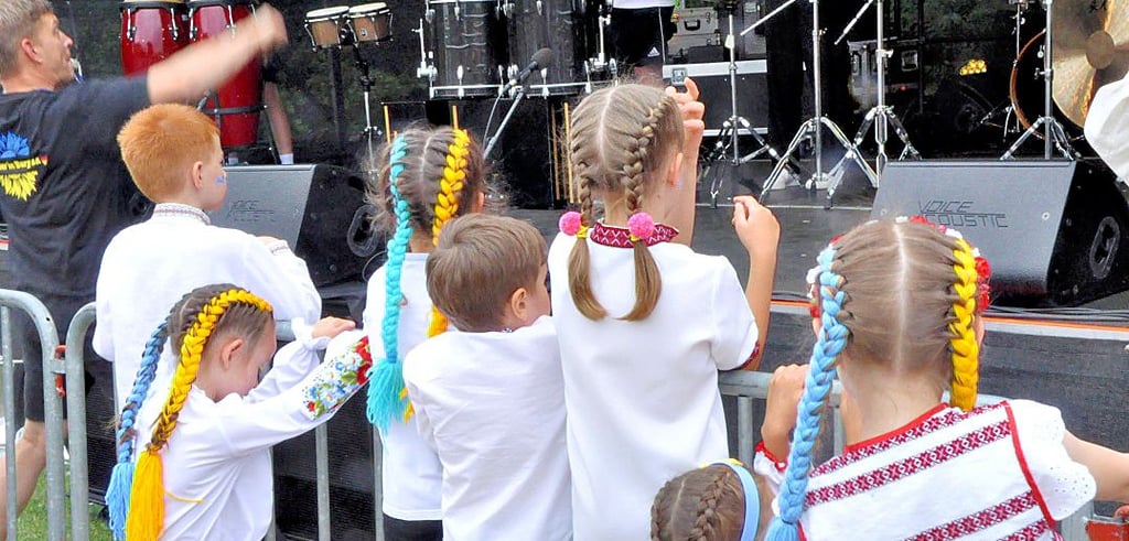 Die ukrainischen Farben Blau und Gelb dominierten, ob auf T-Shirts, um den Hals oder als Haarschmuck.