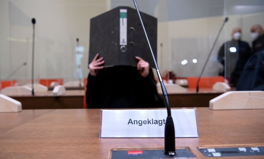 Die Angeklagte Jennifer W. sitzt vor Beginn der Verhandlung im Gerichtssaal.