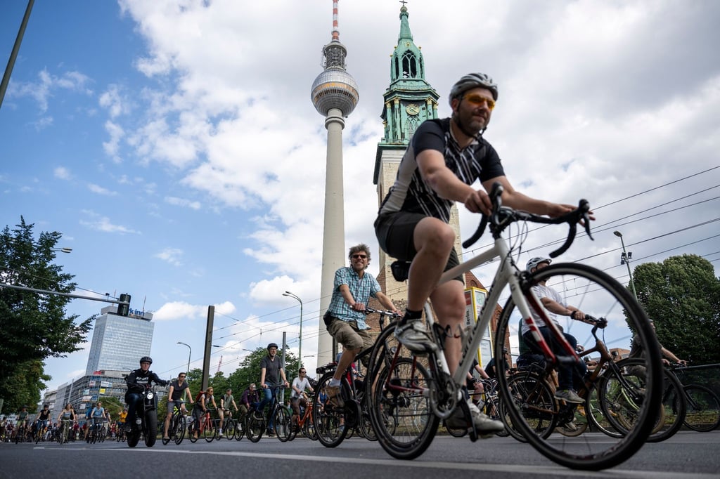 Gegen die politische Überprüfung der seit Jahren geplanten Radwege protestieren Fahrradfahrer in Berlin.