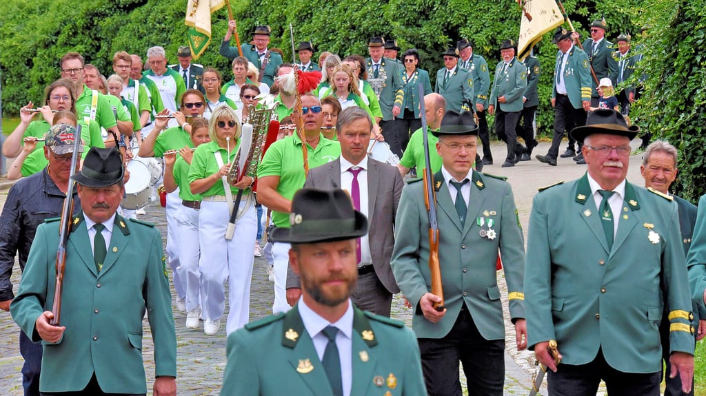 Zum Schützenumzug konnten die Mehringer auch befreundete Vereine begrüßen.