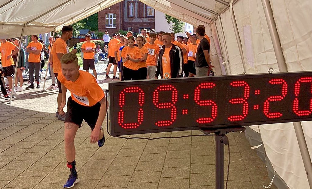 Im 20-Sekunden-Takt gehen die Starter beim Stundenlauf an den Berufsbildenden Schulen „Conrad Tack“ ins Rennen.