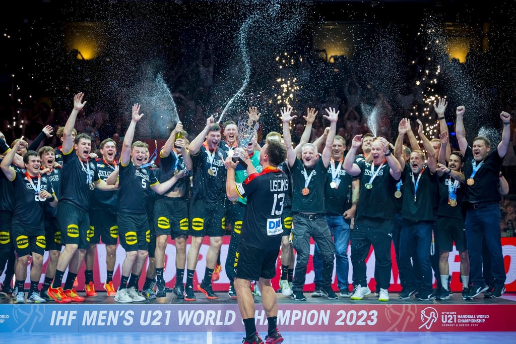 Deutschlands U21-Handballer feiern den WM-Sieg in Berlin.