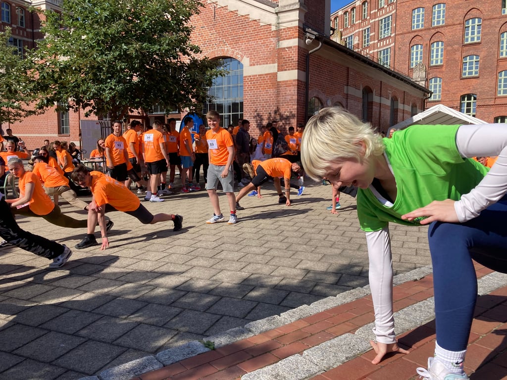 Vor dem Start vom Treppenlauf der Berufsbildenden Schulen "Conrad Tack" Burg gab es eine gemeinschaftliche Erwärmung.