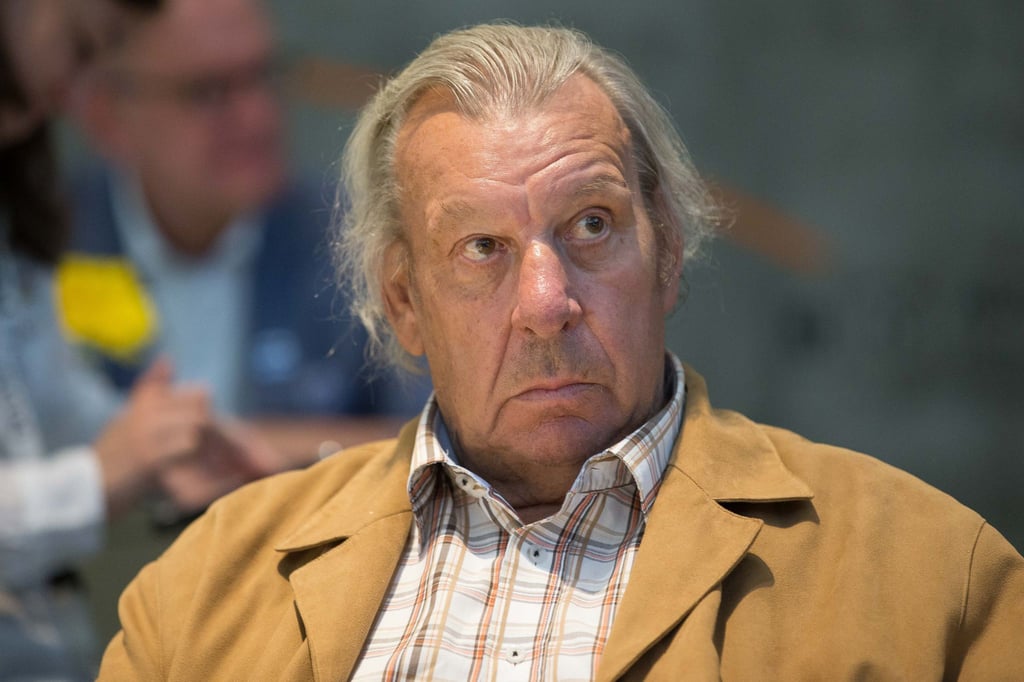 Horst-Dieter Höttges sitzt bei einem Termin.