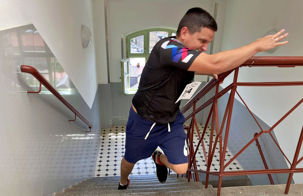 Endspurt beim Treppenlauf, der über vier Etagen (94 Stufen) unters Dach der berufsbildenden Schulen in Burg führt.