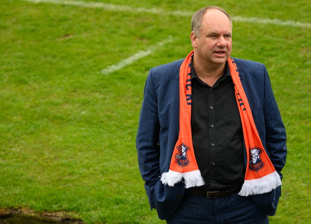 Dirk Hilbert (FDP), Oberbürgermeister der Stadt Dresden, bei einem Termin beim Dresdner Fußballverein SC Borea Dresden.