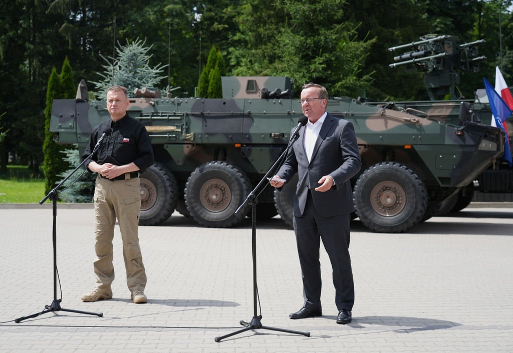 Bundesverteidigungsminister Boris Pistorius und sein polnischer Amtskollege Mariusz Blaszczak (l) in Zamosc.