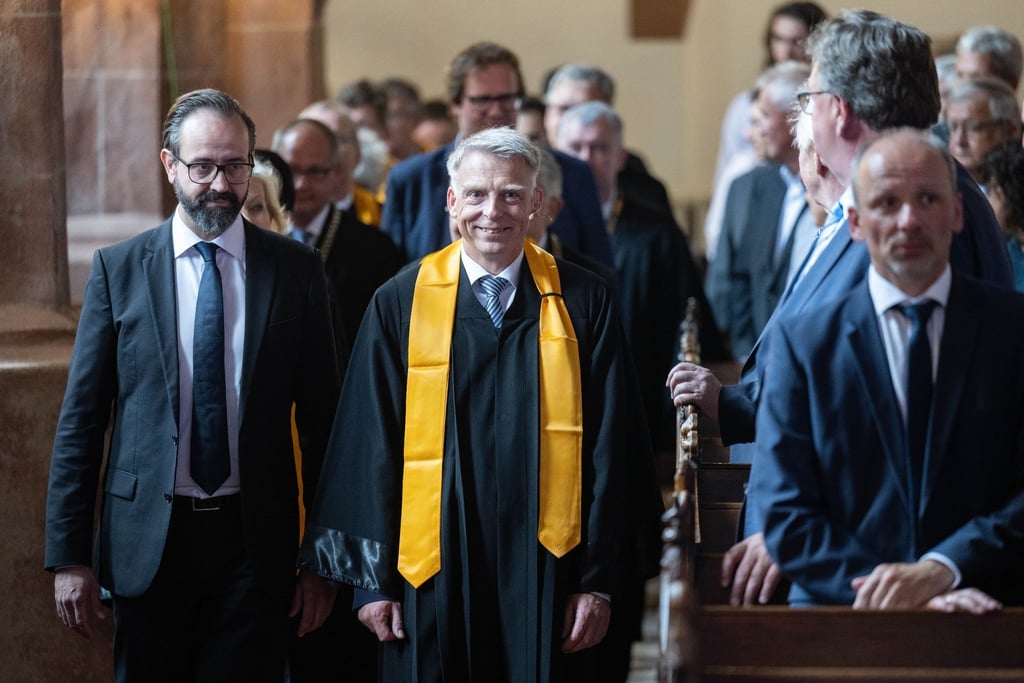 Volker Tolkmitt (M) zieht während seiner Investitur zum Rektor der Hochschule Mittweida an der Seite von Sebastian Gemkow (l) in die Stadtkirche Mittweida ein.