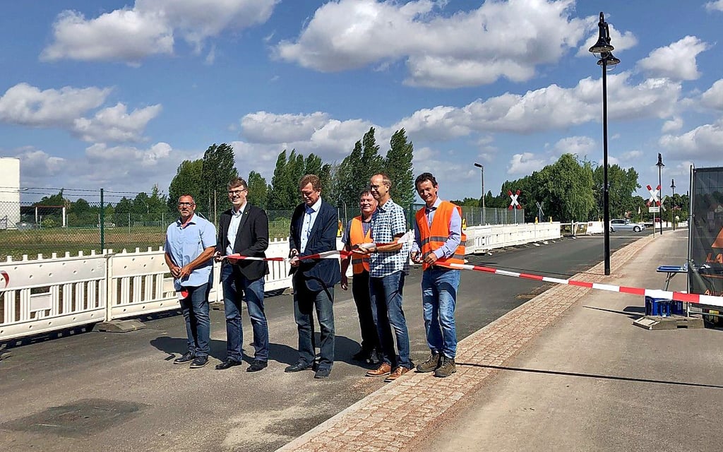 Braunsbedras Bürgermeister Steffen Schmitz (CDU, 2.v.l.) hob die Vollsperrung der Geiseltalstraße persönlich auf.