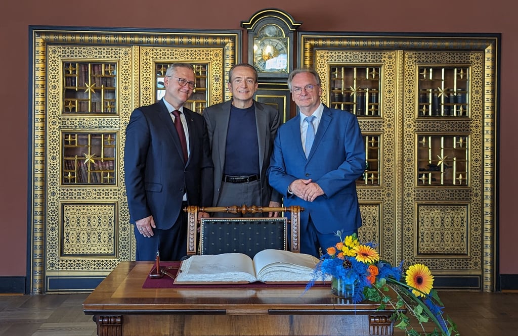 Intel-Chef Pat Gelsinger (Mitte) trug sich im Beisein von Wittenbergs Bürgermeister André Seidig (links) und Ministerpräsident Reiner Haseloff ins Goldene Buch der Stadt ein.