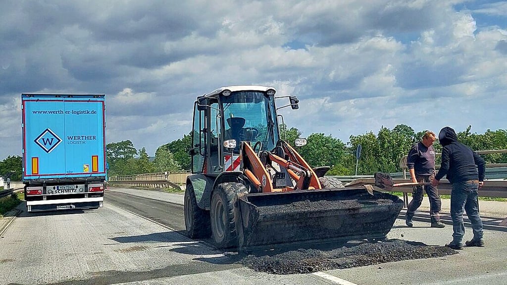 Die B 71 wird bei Vahldorf teilweise repariert. Auch auf der Brücke selbst wird der Belag abgefräst und erneuert