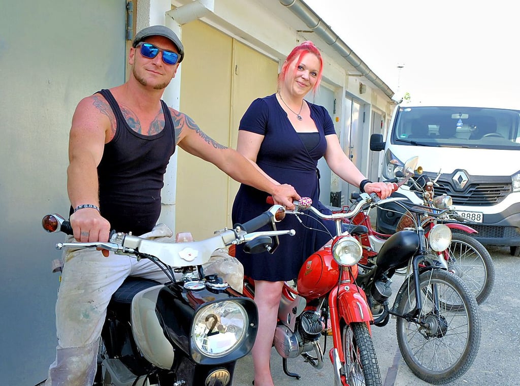 Piet Spiegelhauer mit seiner Lebenspartnerin Karina Frischholz. Sie laden am Sonnabend, 8. Juli, zum großen Simson-Treffen nach Blankenburg ein. Dort zeigen sie auch ihre preisgekrönten SR4 (links) und den restaurierten knallroten SR2.