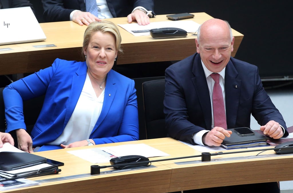 Wirtschaftssenatorin Franziska Giffey und Kai Wegner, Regierender Bürgermeister in Berlin, tehmen an der Plenarsitzung teil.