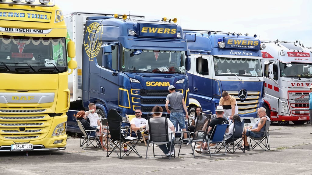 Entspannen vor schweren Maschinen - nichts Ungewöhnliches beim Truckertreffen auf dem Flugplatz Allstedt.