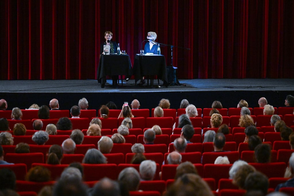Die Schriftstellerin Dörte Hansen (r) liest im Rahmen des Potsdamer Literaturfestivals.