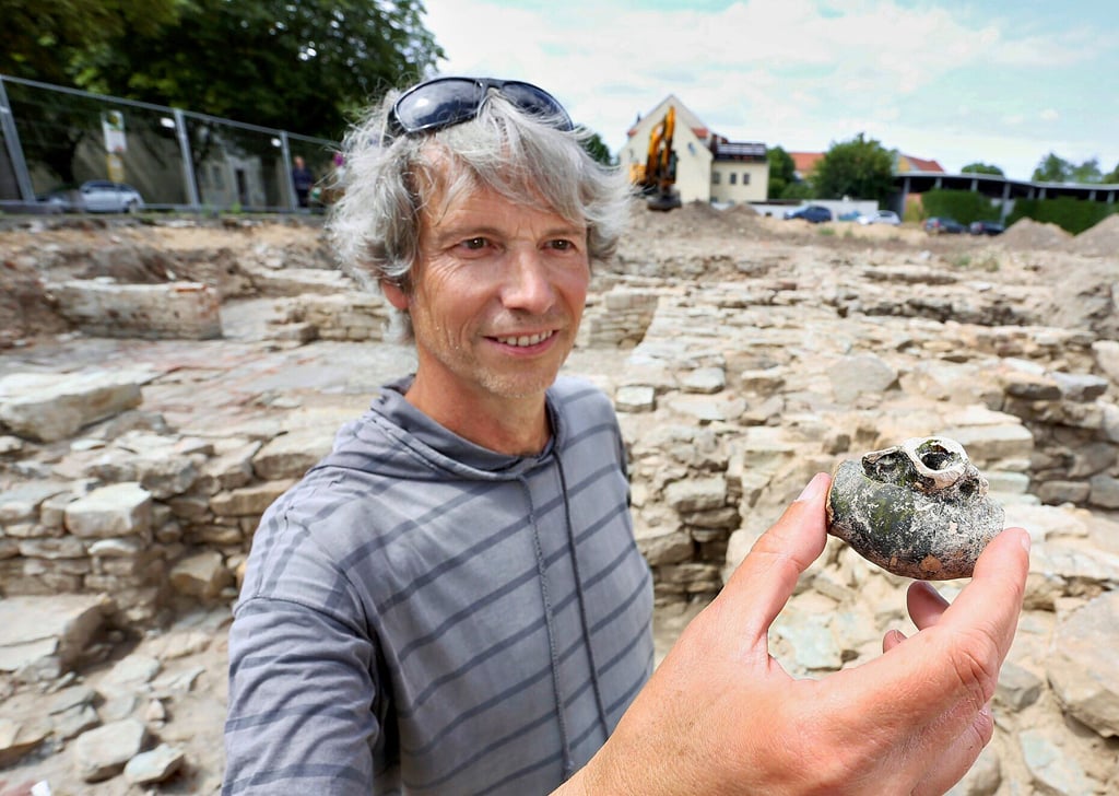 Grabungsleiter Torsten Montag mit einem kleinen Fässchen, das mehr als 400 Jahre alt sein soll.
