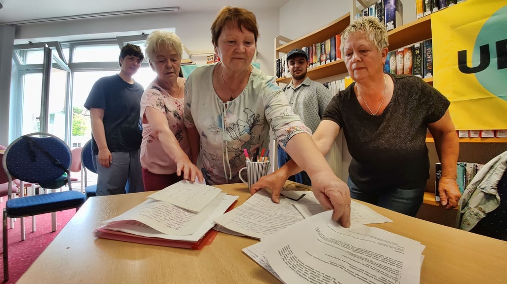 Monika Borrmann, Bärbel Klatt und Heidelies Rösner beteiligten sich an der Schreibwerkstatt. In der BIbliothek stellten sie ihre Arbeiten vor.