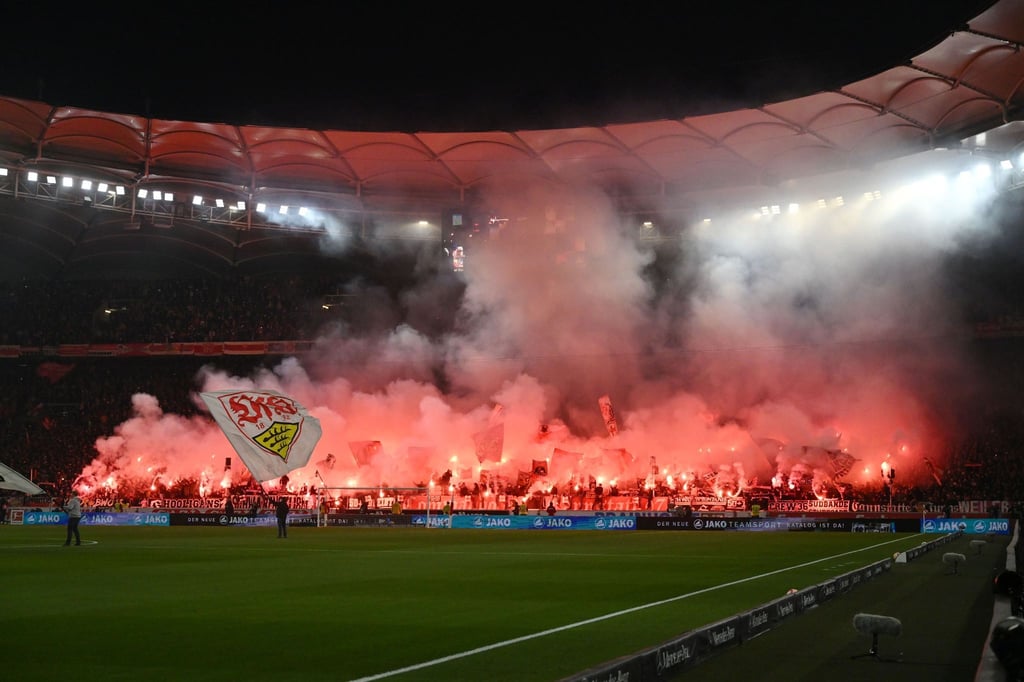 Stuttgarter Fans brannten vor der Partie gegen die Bayern mindestens 50 Bengalische Feuer ab.