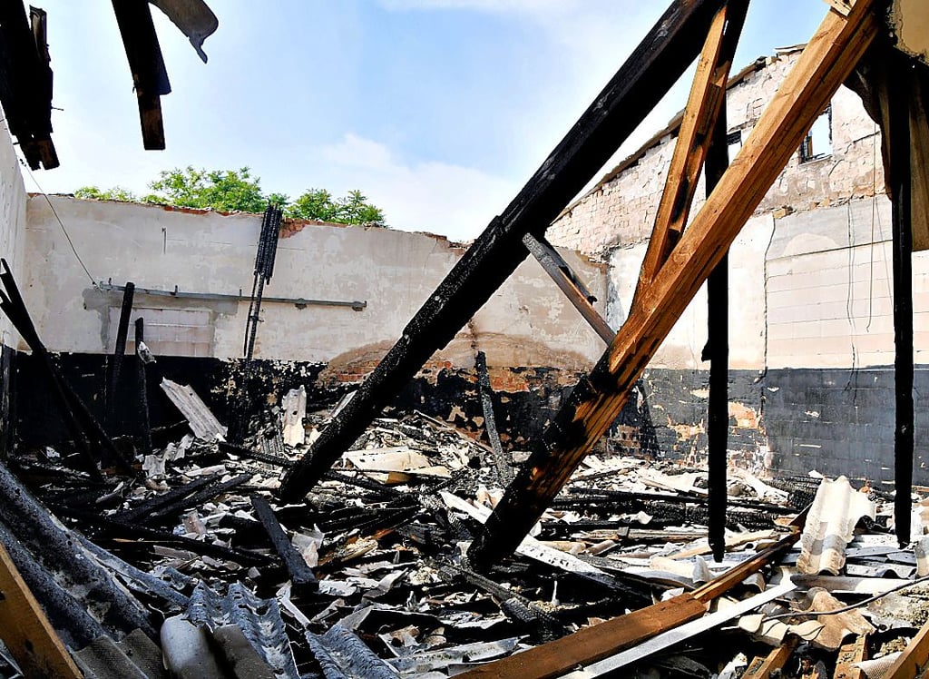 Das sind nach dem Großbrand vom 4. Juni die Überreste einer Lagerhalle auf dem Gelände der Magdeburger Getreidegesellschaft in Gardelegen. Die Polizei hat die Ermittlungen abgeschlossen.