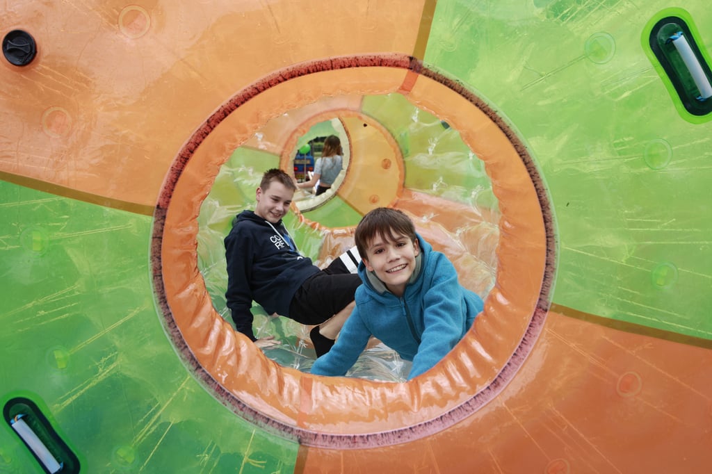 Die Riesenwasserbälle sorgten beim Blankenburger Blütenfest vor allem bei den Kindern für Spaß.