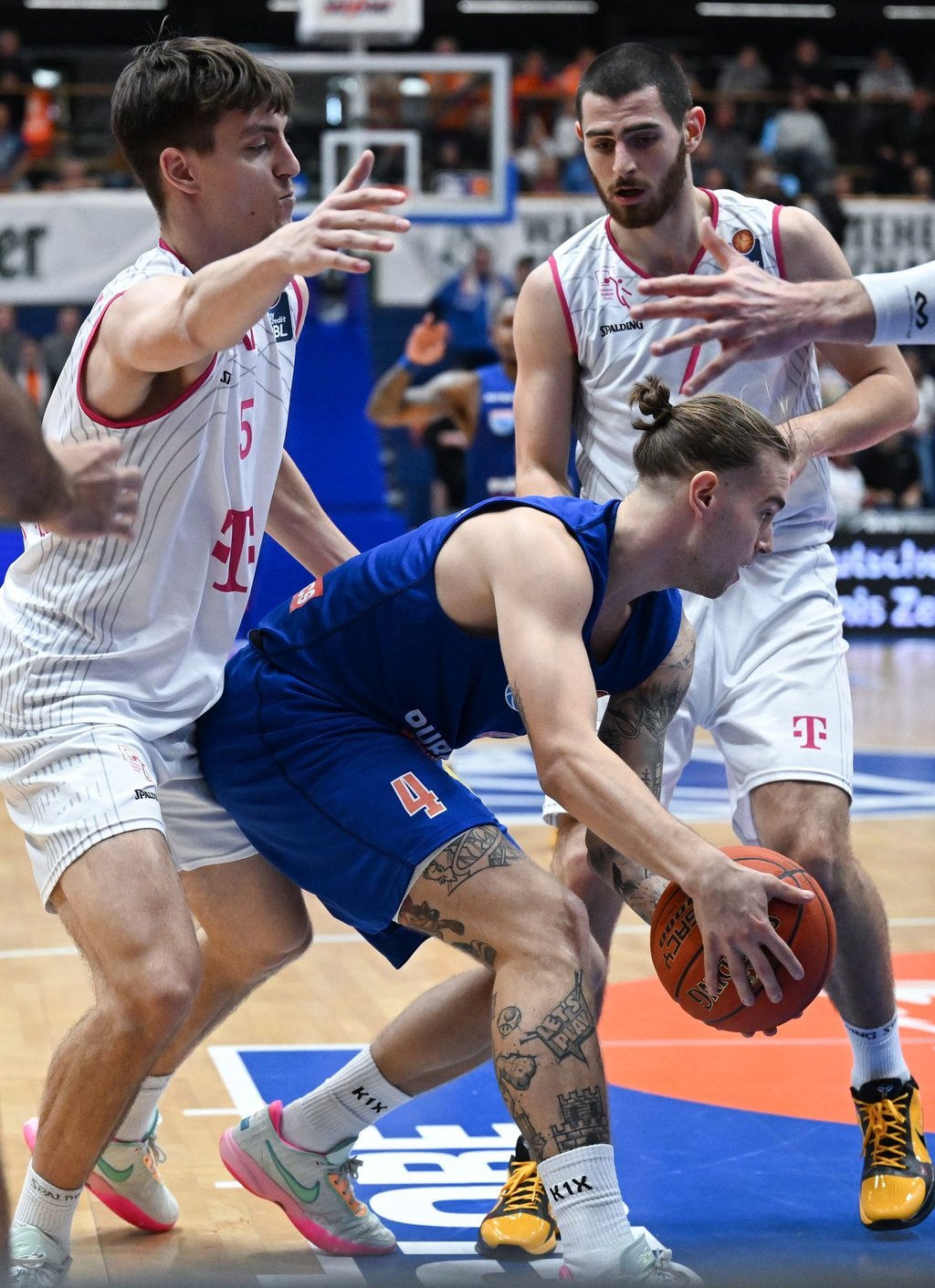 Weißenfels Mário Ihring (M) wird von Bonns Zachary Ensminger (l) und Sebastian Herrera behindert.