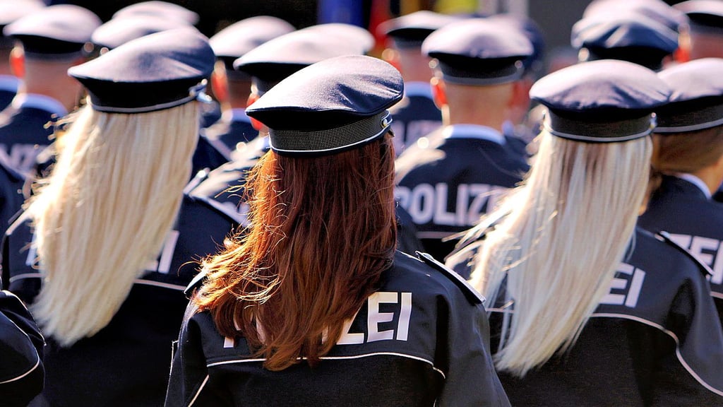 Angehende Polizisten bei ihrer Vereidigung. Gegen 18 wurde im Zusammenhang mit dem Klassen-Chat im Februar ein Entlassungsverfahren eingeleitet.