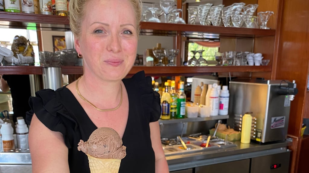 Dajana Ebeling vom Eiscafé in Elbenau präsentiert eine Kugel Schokoladeneis in der Waffel. Neben dem Klassiker gibt es bei ihr auch ausgefallene Sorten wie Schokolade-Chilli oder Butterkeks.
