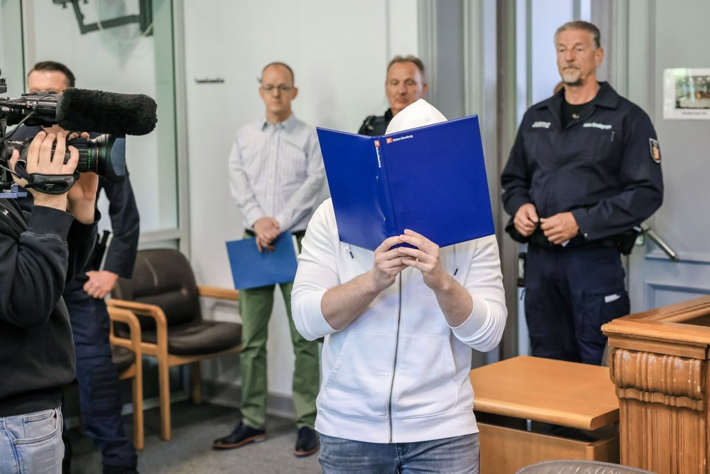 Der Angeklagte betritt den Verhandlungssaal im Kieler Landgericht.