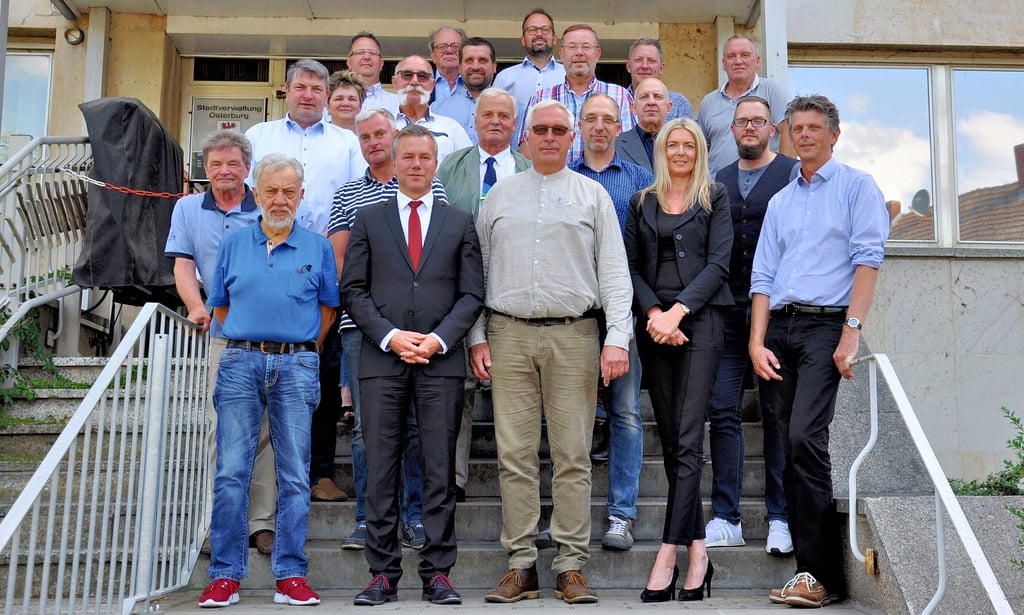 Die Osterburger Stadträte gemeinsam mit Bürgermeister Nico Schulz nach der Konstituierung des Gremiums am 3. Juli 2019 auf der Treppe des Verwaltungsgebäudes.