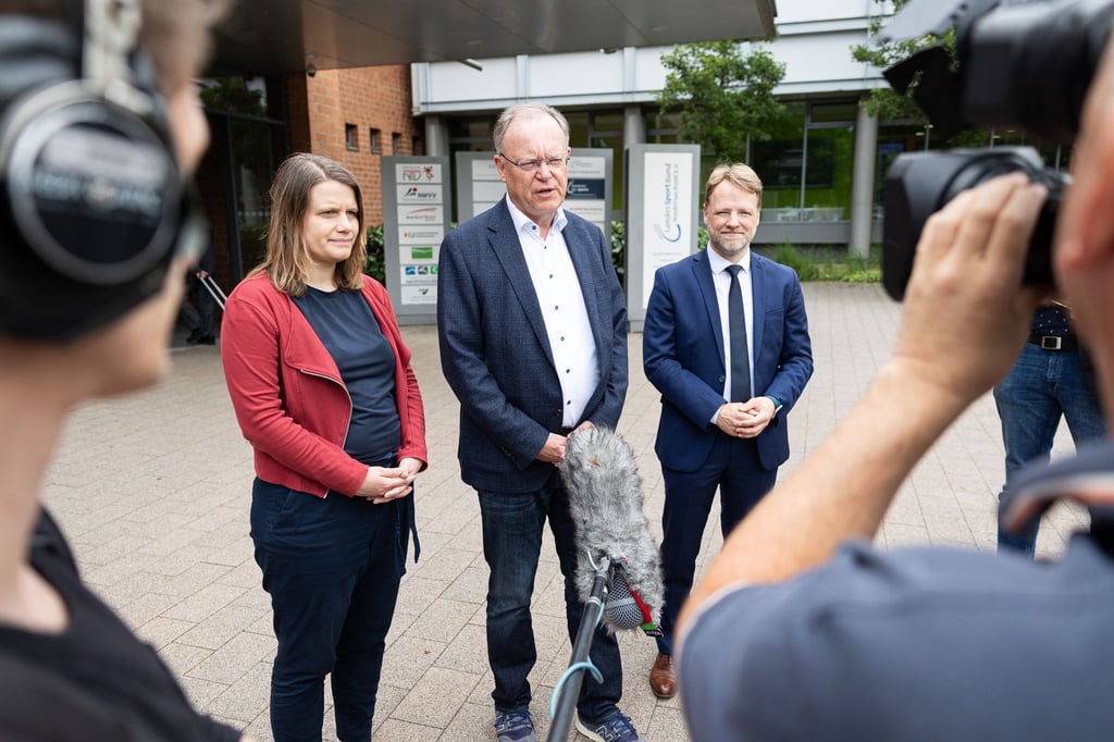 Ministerpräsident Niedersachsen Stephan Weil gibt ein Presse-Statement vor Beginn der Haushaltsklausur ab.