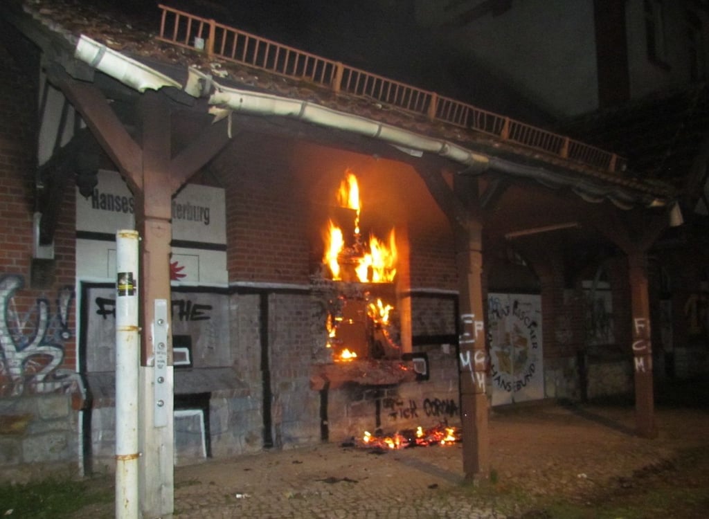 In der Nacht zum 17. Mai 2021 brannte der Eingang des ehemaligen Bahnhofs in Seehausen. Zu einem Sprengstoffanschlag dort gibt es jetzt neue Erkenntnisse.