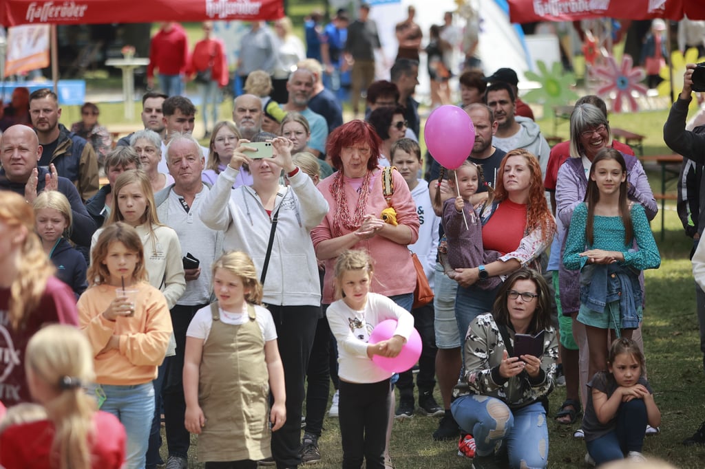 Besucher des Blütenfestes in Blankenburg.