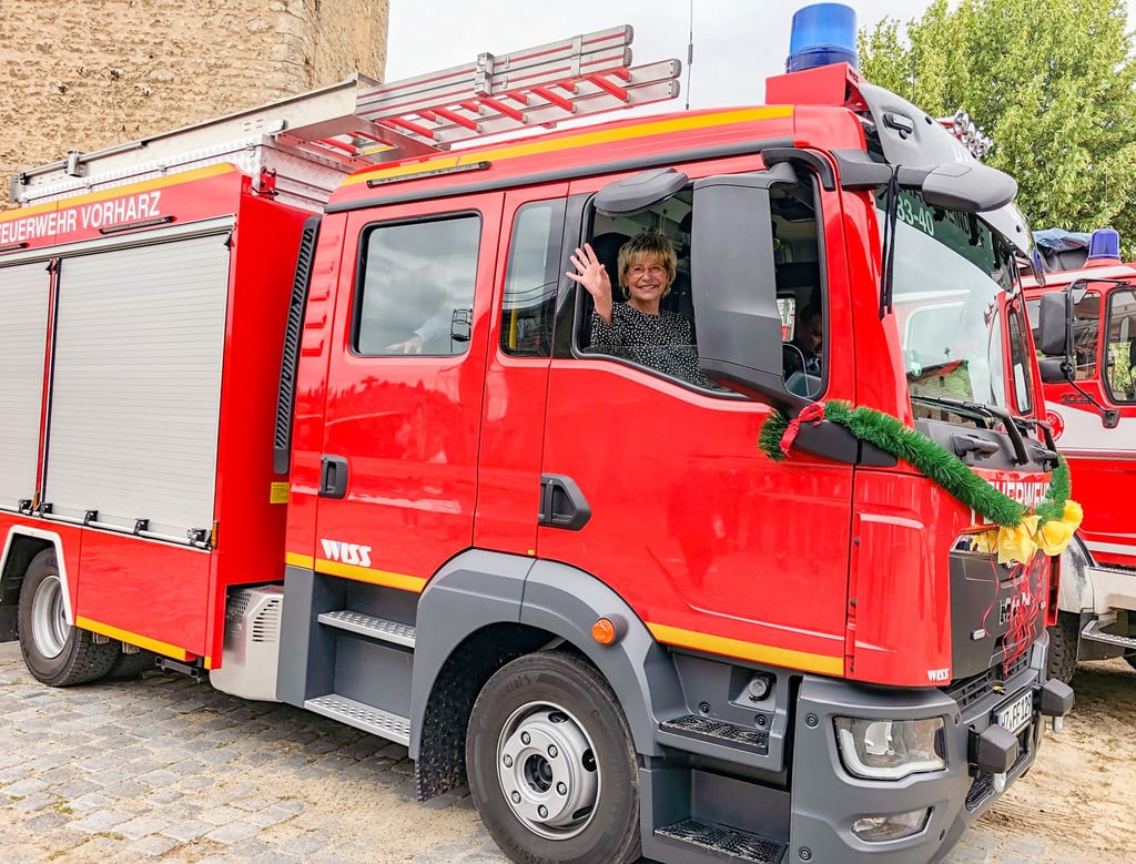 Nach der offiziellen Übergabe startet das neue Mannschaftslöschfahrzeug der Hausneindorfer Wehr zu einer Fahrt durch den Ort. Mit an Bord: Verbandsgemeindebürgermeisterin Ute Pesselt.