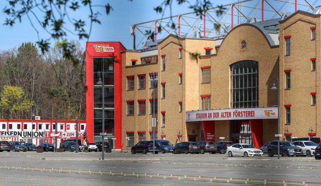 Autos parken vor dem Hauptgebäude des Stadion An der Alten Försterei.