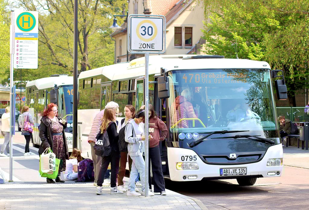Mit der Schüler-Regio-Card lässt sich gegenüber dem Deutschlandticket ordentlich Geld sparen. Wie lange noch?