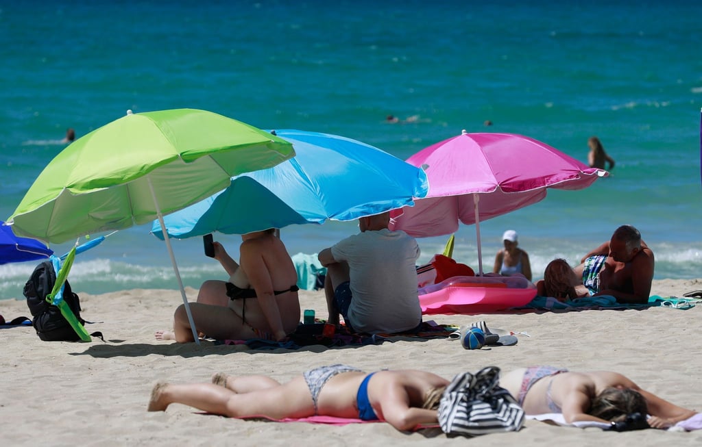 In Westdeutschland erhalten die Tarifbeschäftigten mit im Schnitt 1648 Euro Urlaubsgeld deutlich mehr als die Menschen im Osten mit 1169 Euro.