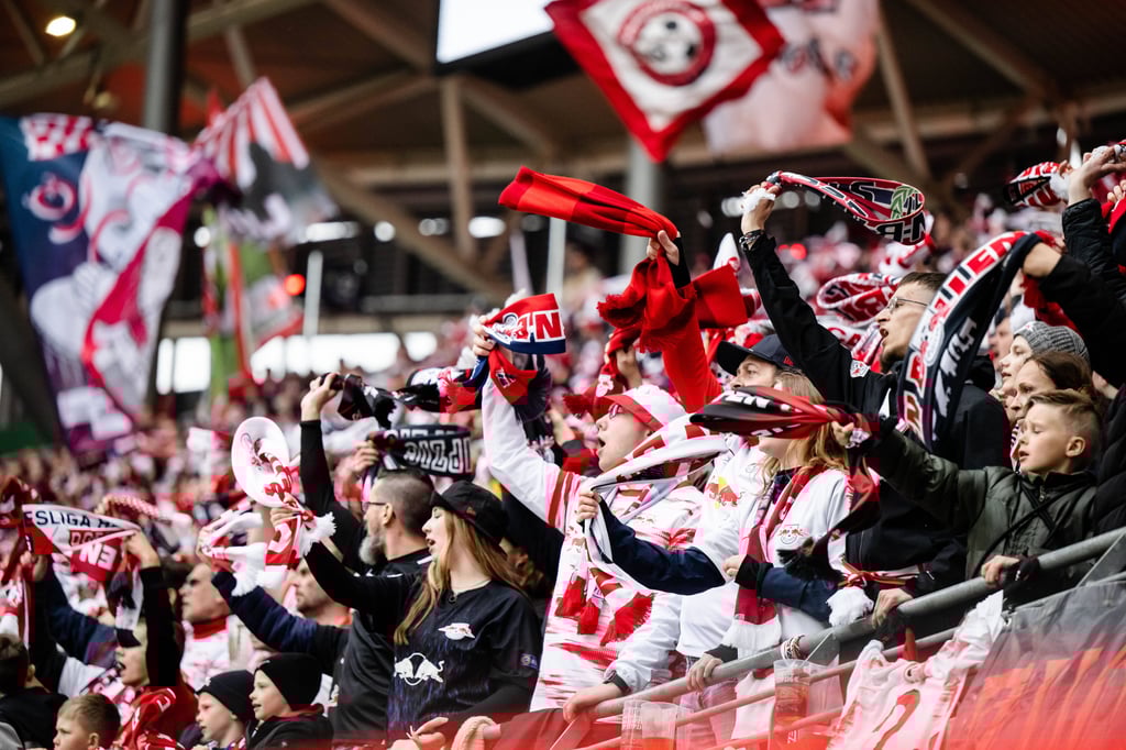Fans von RB Leipzig machen Stimmung.