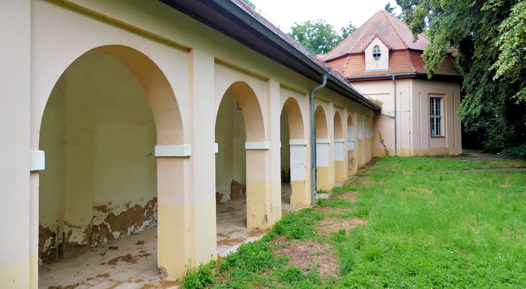 Die Kleinen Arkaden werden Heimat der Kuranwendungen. Auf dieser Seite entsteht der Eingang. Ins Oktaeder (hinten) kommt die Kaltinhalierhalle.