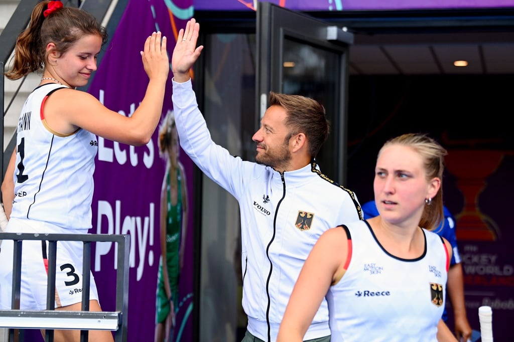 Valentin Altenburg ist der Trainer der deutschen Hockeyspielerinnen.