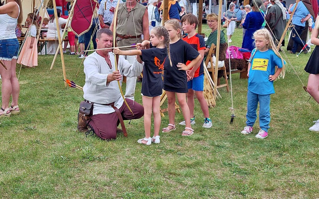 Auch die Kleinen versuchten sich am mittelalterlichen Bogen.
