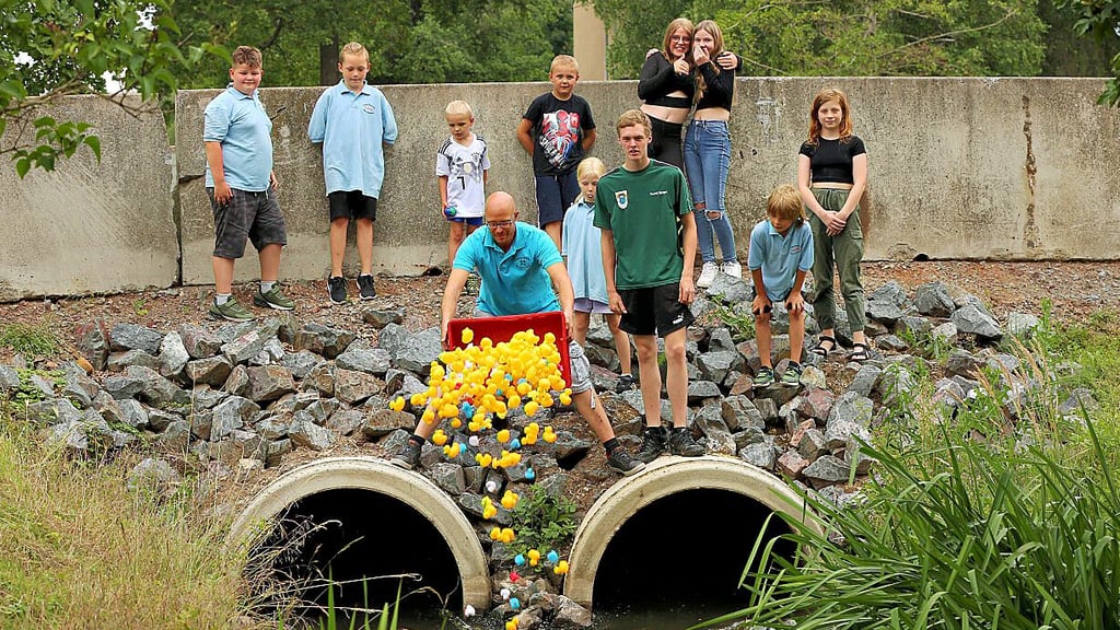 David Raschke lässt 250 Enten zu Wasser.