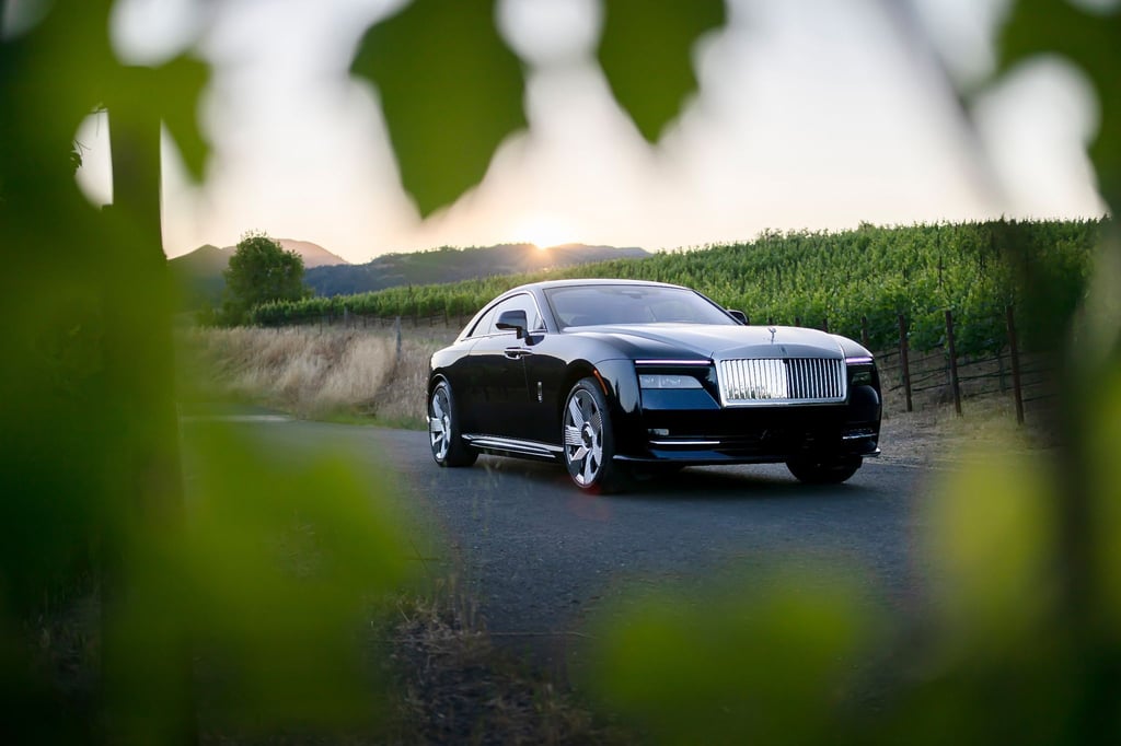 Grüner Rahmen: Rolls-Royce rollt mit dem Spectre ein hoch potentes, luxuriöses und ziemlich teures E-Mobil vor.