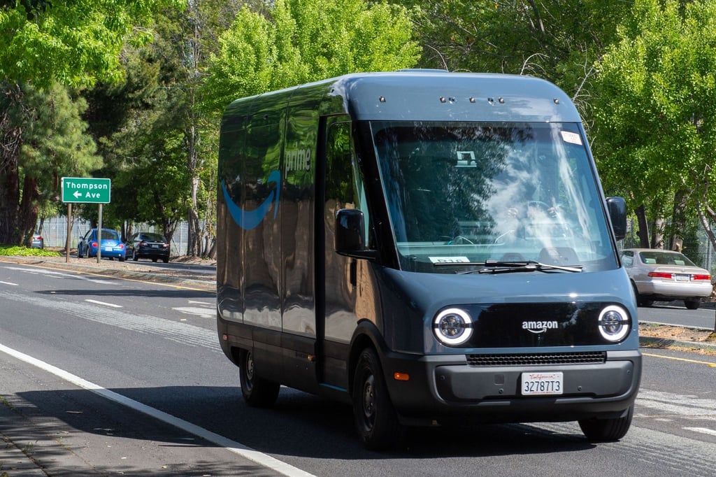 Ein speziell für Amazon entwickelter Elektro-Lieferwagen des Herstellers Rivian ist im Silicon Valley unterwegs.
