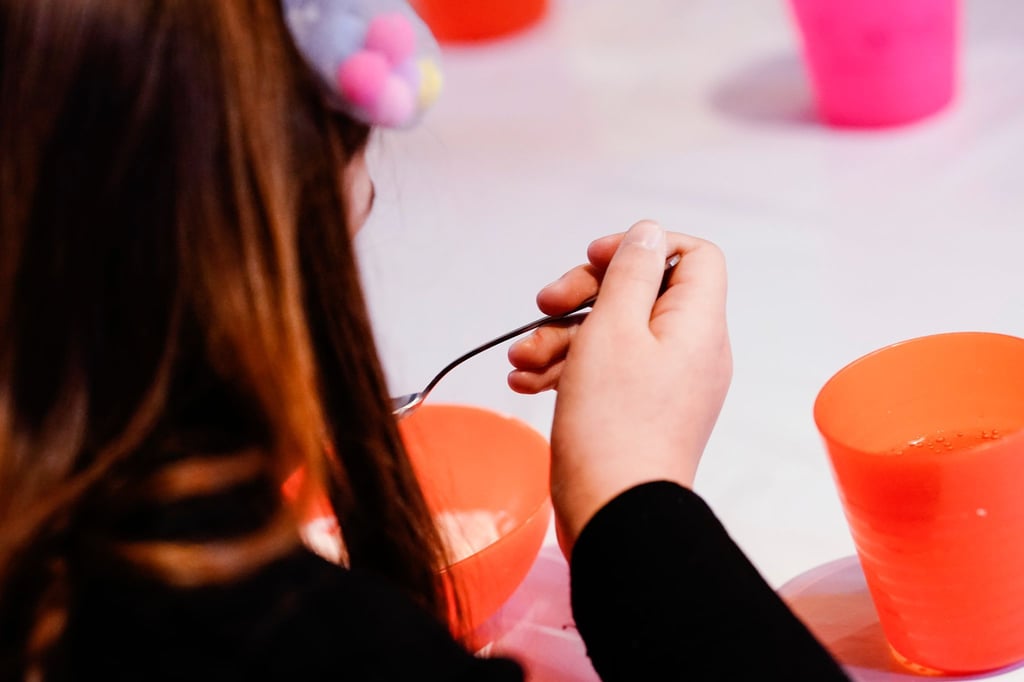Ein Kind isst bei der Mannheimer Kindervesperkirche (Symbolbild). Laut Familienministerin Paus soll mit der Einführung der Kindergrundsicherung Kinderarmut in Deutschland effektiv bekämpft werden.