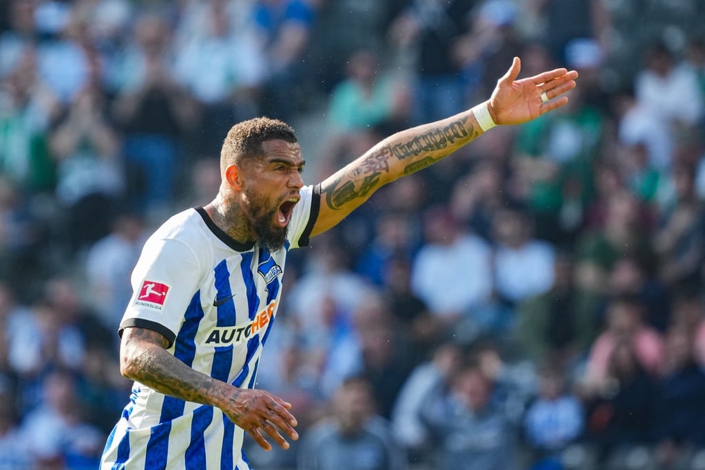 Herthas Kevin Prince Boateng treibt kurz vor Spielende seine Mitspieler an. Der Nationalspieler sieht vor der Heim-EM noch viel Arbeit vor der deutschen Fußball-Elf.